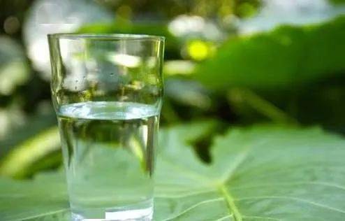 服药细节需谨慎 水温水量与酒精饮料的影响