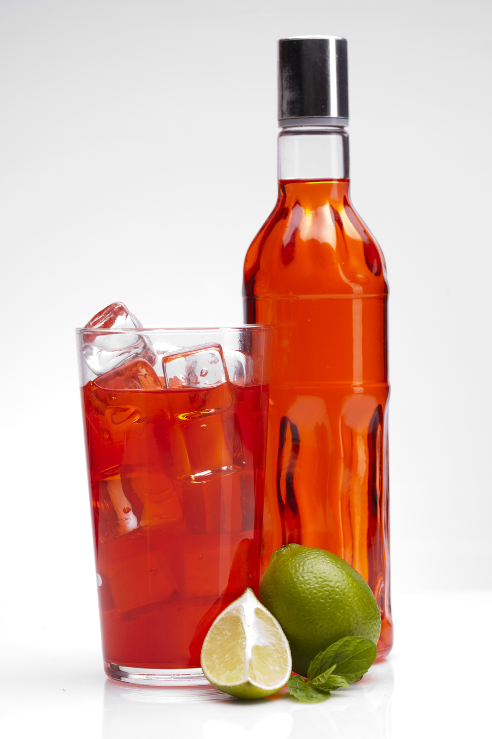 白色画布上的异域风情 水果与酒精的视觉盛宴