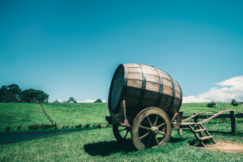 乡野醇香 复古酒桶推车与有机酒饮的田园交响