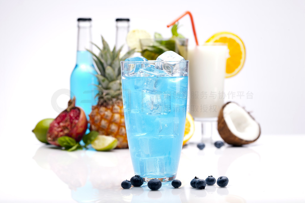 异国情调与纯粹 白色背景下的酒饮艺术