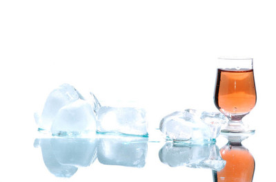 冰镇黄金酒精饮料 品味与时尚的交融