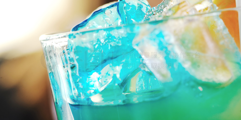 调酒艺术 女调酒师工作室中的酒精饮料创作